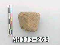 藏品(灰褐色夾砂陶鈕)的圖片